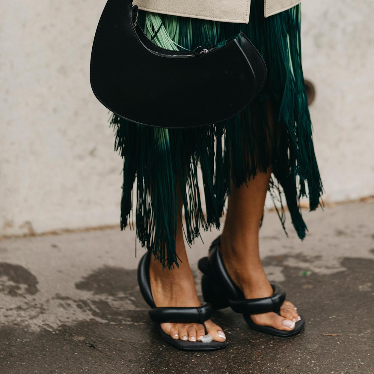 Mujeres con look con chanclas especiales