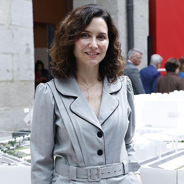 Isabel Díaz Ayuso saca de su armario el mono que todas van a querer tener esta primavera: made in Spain y efecto tipazo