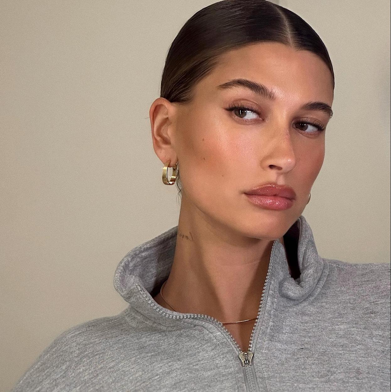 Hailey Bieber con los labios maquillador efecto volumen.