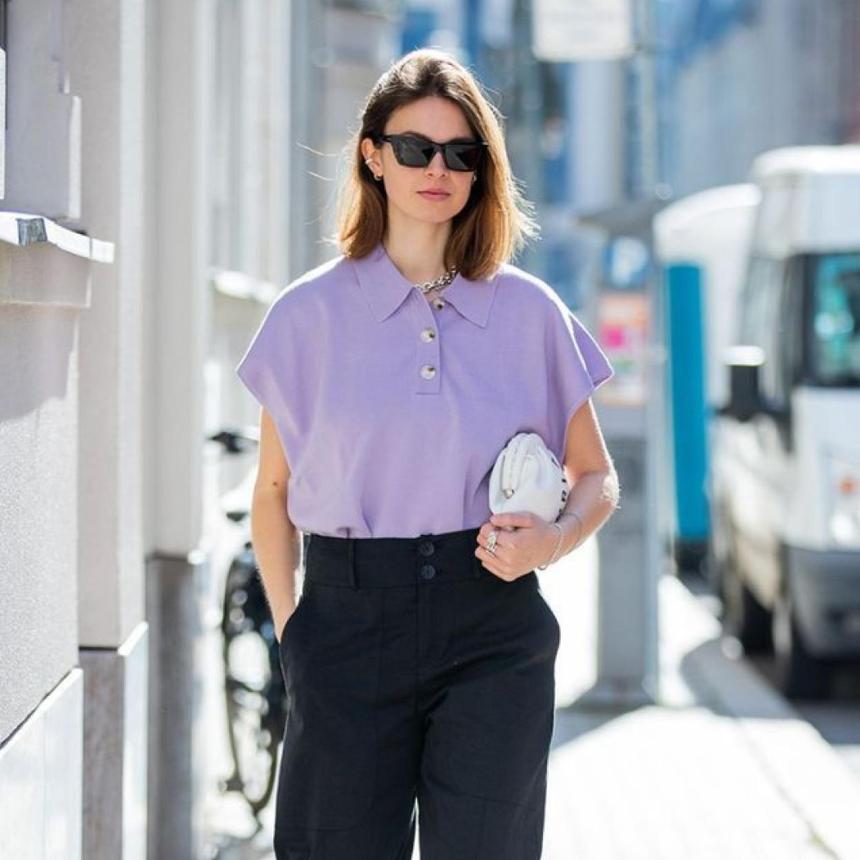 Influencer con polo en look de primavera
