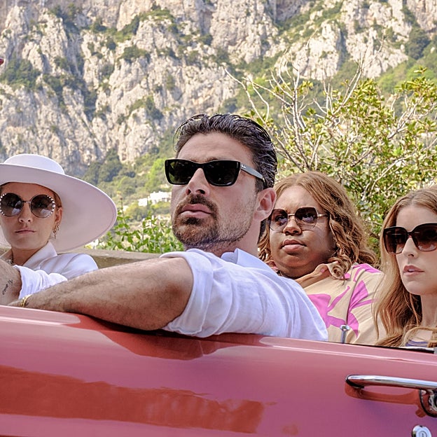 Stephanie (Anna Kendrick) asistirá a la elegante boda de Emily (Blake Lively) en la increíble Isa de Capri.