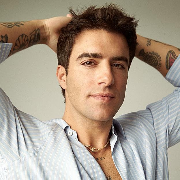 Álvaro de Luna lleva camisa de COS, pantalón de Squared2 y collar de Tiffany's. Maquillaje: Patrizio Niccolai. Estilismo: Daniela Gutiérrez. Asistentes de estilismo: Raúl Salmerón y Laura Escudero. Publicistas: Shahar Levi y Emma Monreal.  RUBÉN VEGA