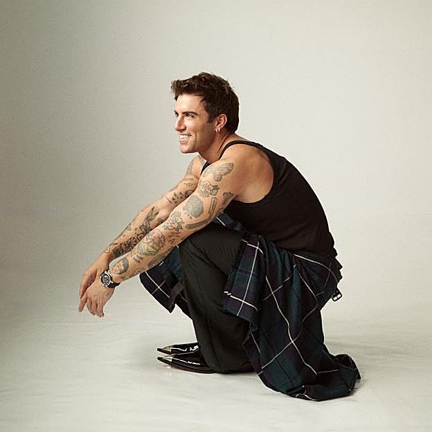 Álvaro de Luna lleva camiseta de Dolce Gabbana, falda kilt vintage, pantalón de Álvaro Calafat, reloj de Audemars Piguet, joyas de TwoJeys y zapatos de Louboutin. Maquillaje: Patrizio Niccolai para Dior Beauty. Estilismo: Daniela Gutiérrez. Asistentes de estilismo: Raúl Salmerón y Laura Escudero. Publicistas: Shahar Levi y Emma Monreal.  RUBEN VEGA