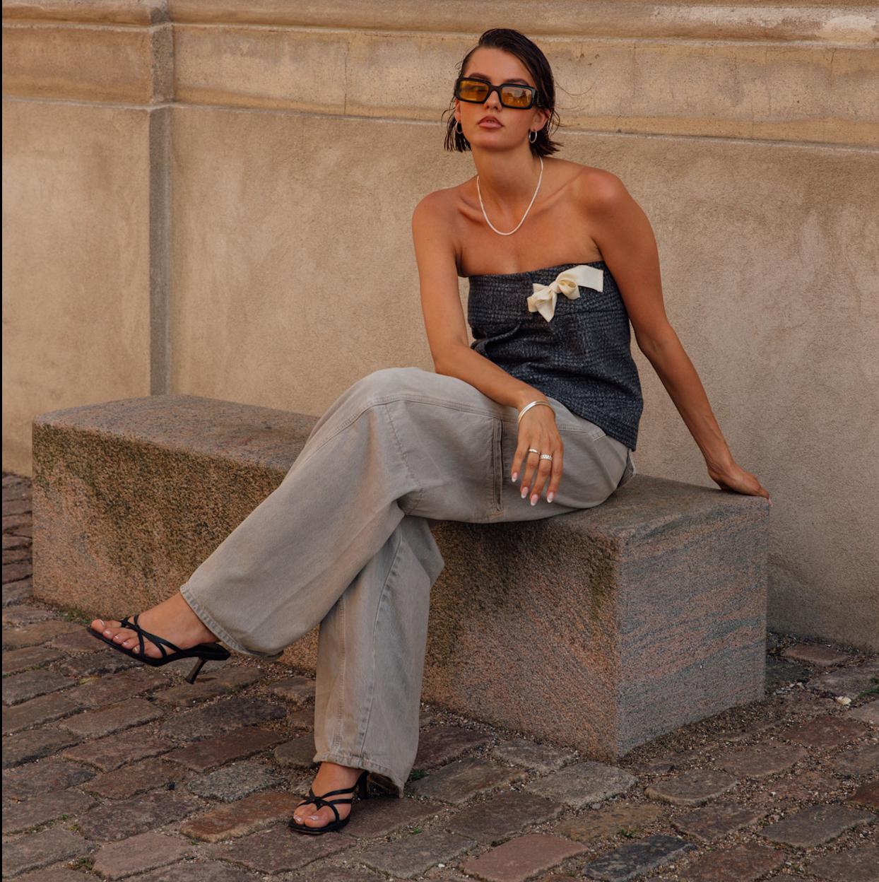 Mujer con look con sandalias de tacón bajito