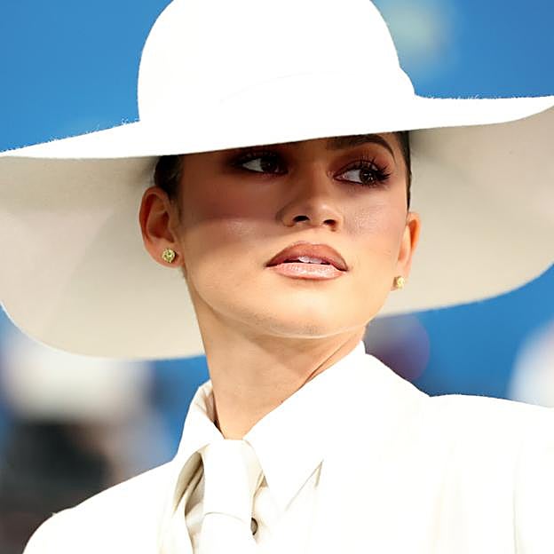 Zendaya con delineado de labios en marrón y brillo.