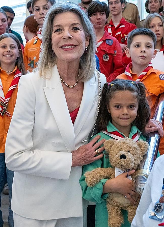 Imagen - Carolina de Mónaco con un traje blanco. @palaisprincierdemonaco