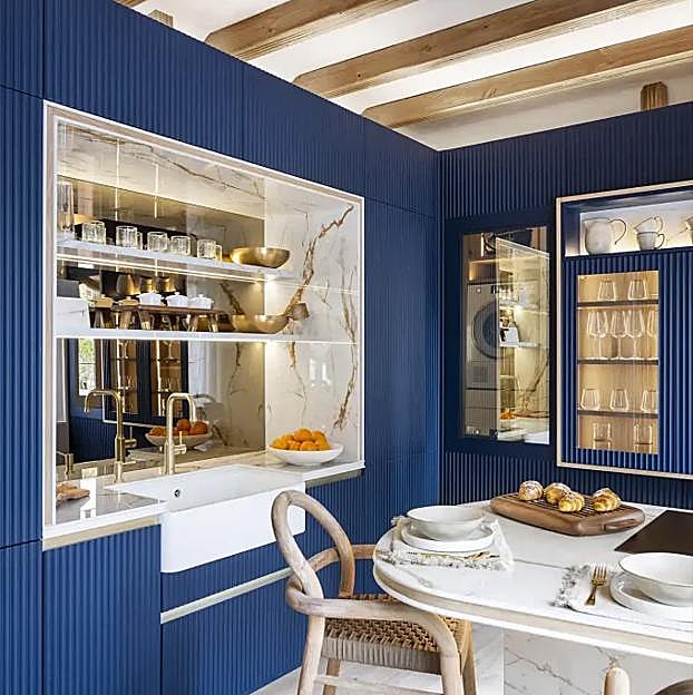 Diseñada por Steven Littlehales, el mobiliario corre a cargo de LÍNEA 3 COCINAS, los electrodomésticos son de MIELE, el fregadero, grifería, selector y complementos son de BLANCO, las encimeras de COSENTINO y la pintura de arcilla rock, de ECOCLAY.