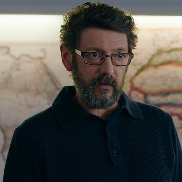 Manolo Solo interpreta a Fernando, un profesor de geografía que lo deja todo atrás cuando su mujer desaparece.