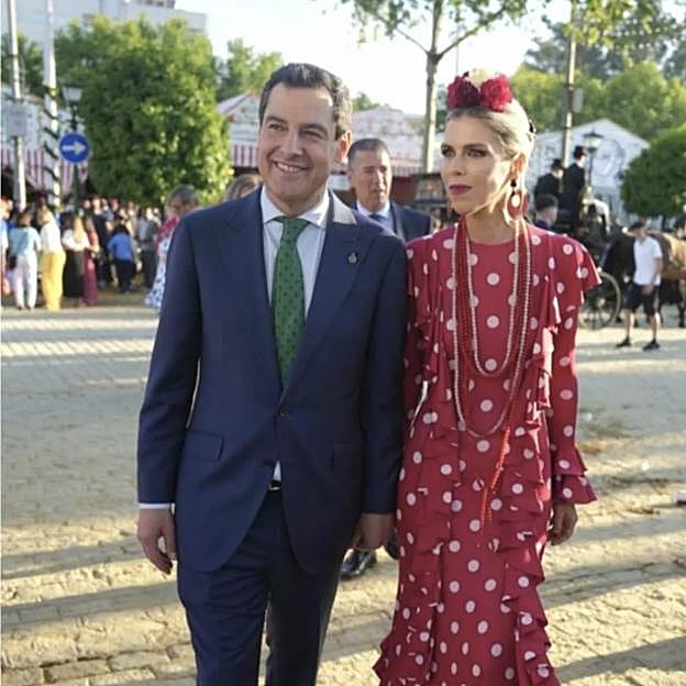 Manuela Villena, la mejor vestida de la Feria de Abril con un traje de flamenca de lunares y flores en el pelo naturales
