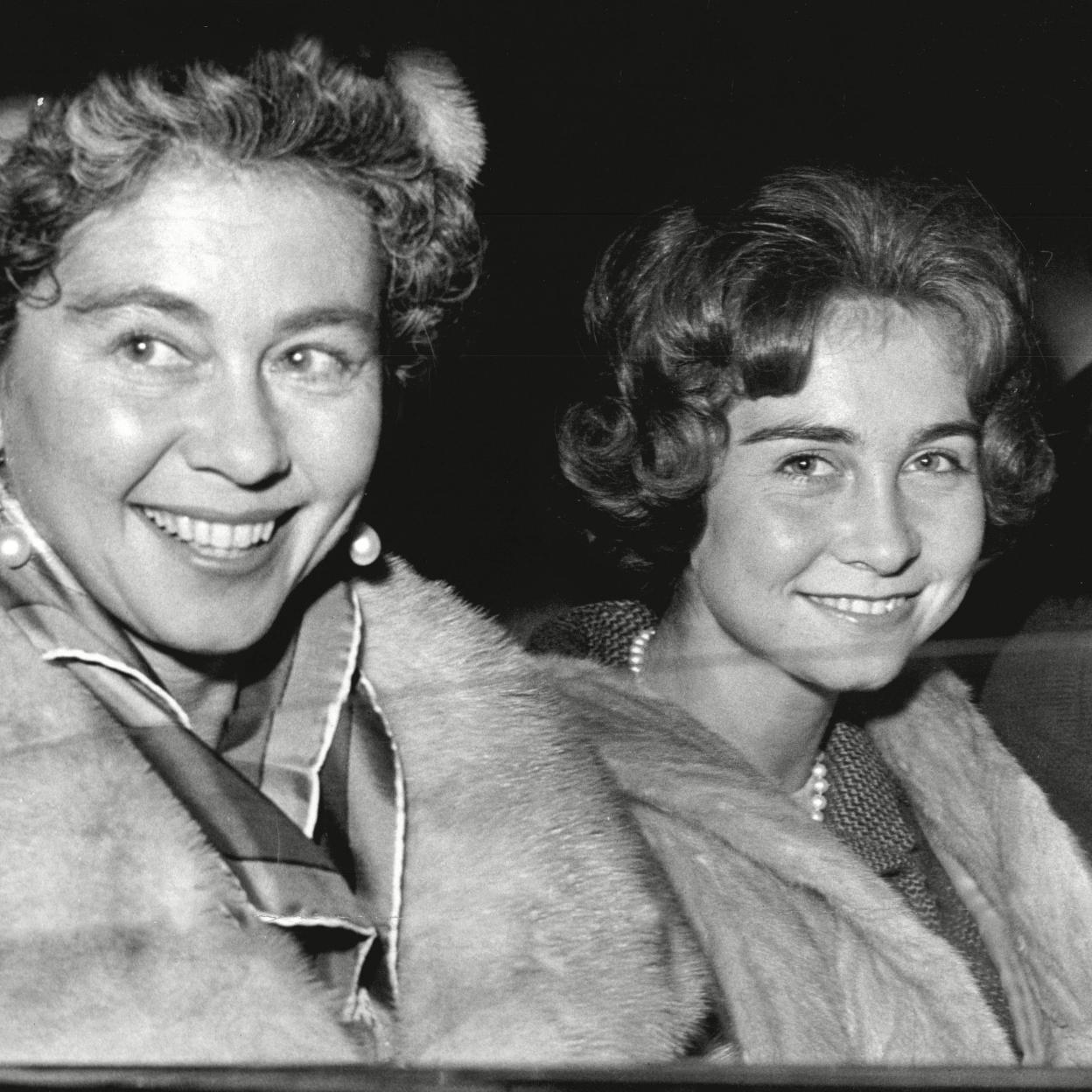 Doña Sofía de Grecia y España, junto a su madre, la reina Federica. 