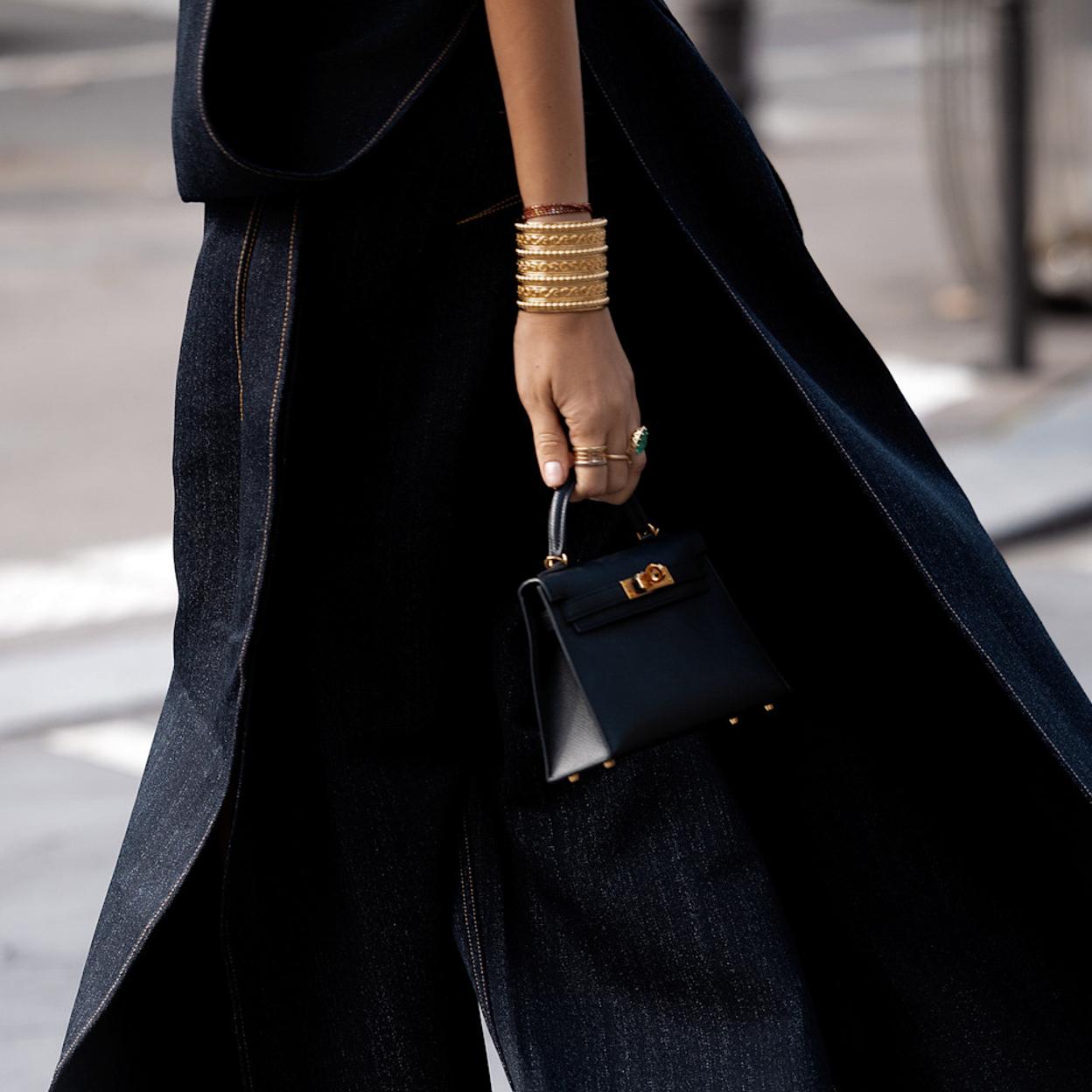 Mujer con brazalete dorado