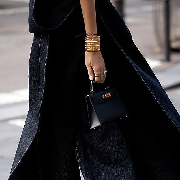 Por qué necesitas un brazalete dorado: los modelos más bonitos y favorecedores que elevan tus estilismos