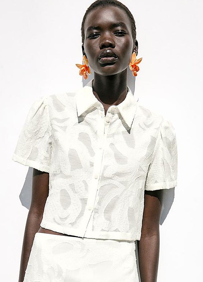 Imagen - Camisa blanca corta de Zara.