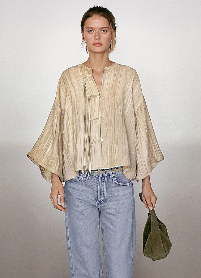 Imagen - Kimono beis fluido Massimo Dutti.