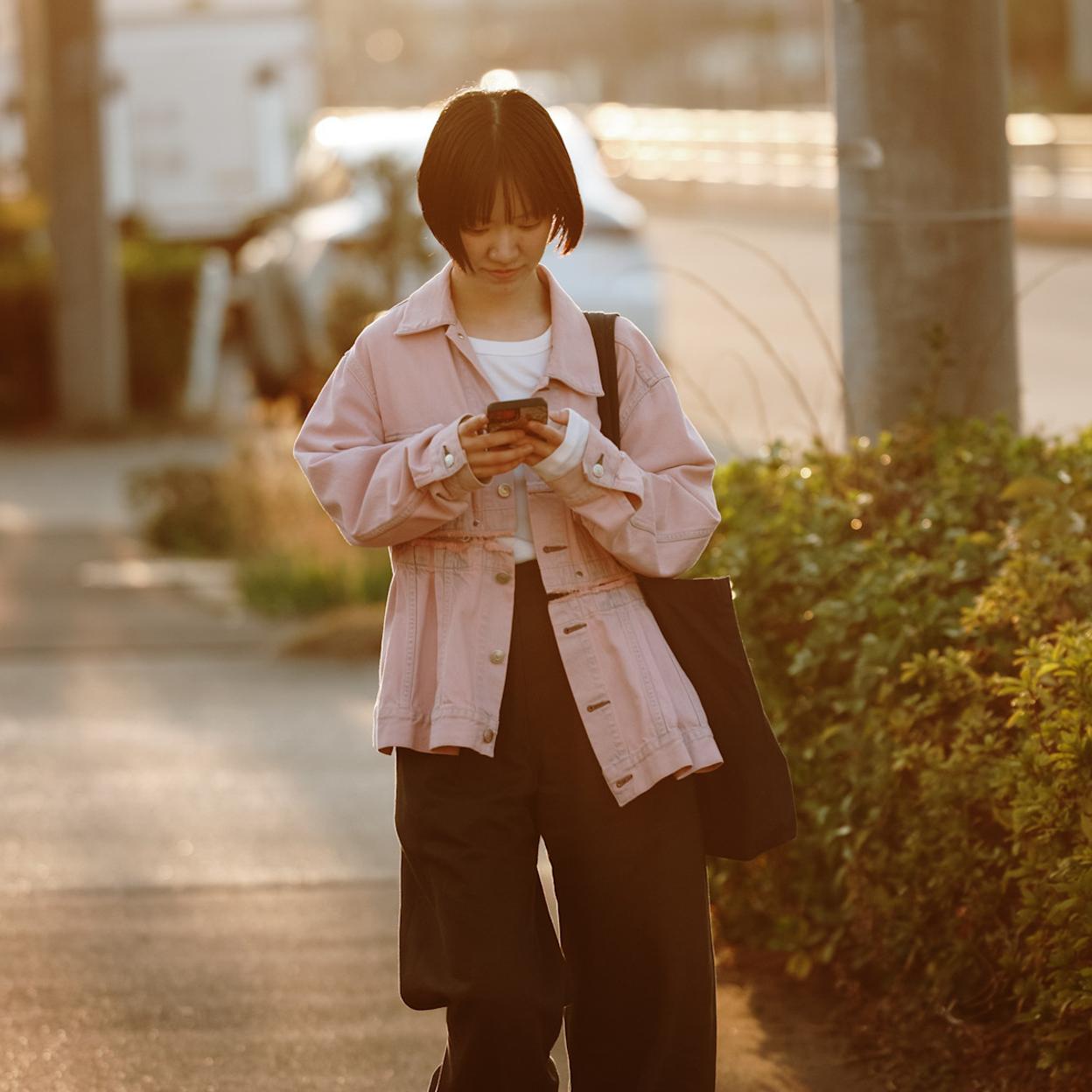 Esta firma japonesa tiene los pantalones que mejor sientan en primavera