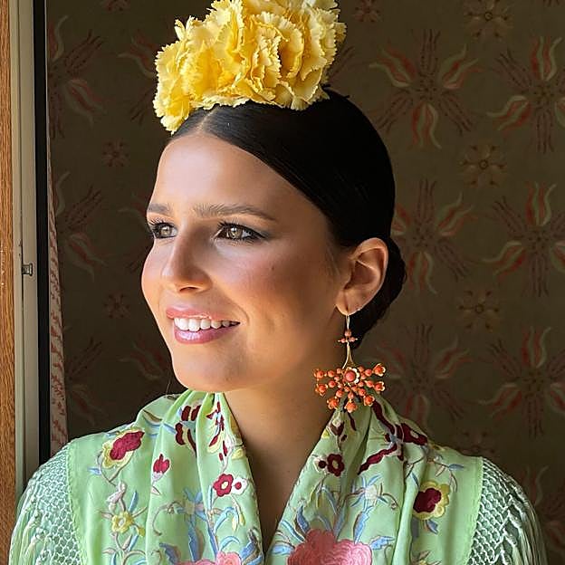 Sabemos el secreto del moño perfecto de Tana Rivera en la Feria de Abril: la laca que usa para conseguir un peinado duradero