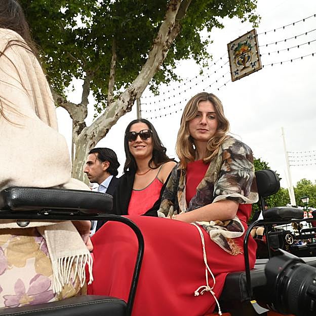 Bárbara Mirjan y Amina Martínez de Irujo en la Feria de Sevilla.