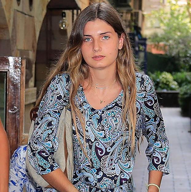 Amina Martínez de Irujo marca estilo en la Feria de Abril sin traje de flamenca y con un vestido rojo de invitada