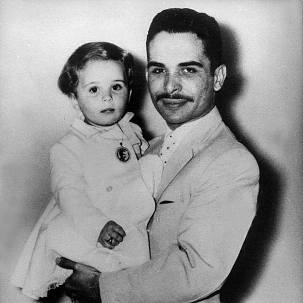 Hussein de Jordania junto a su hija, la princesa Alia. 