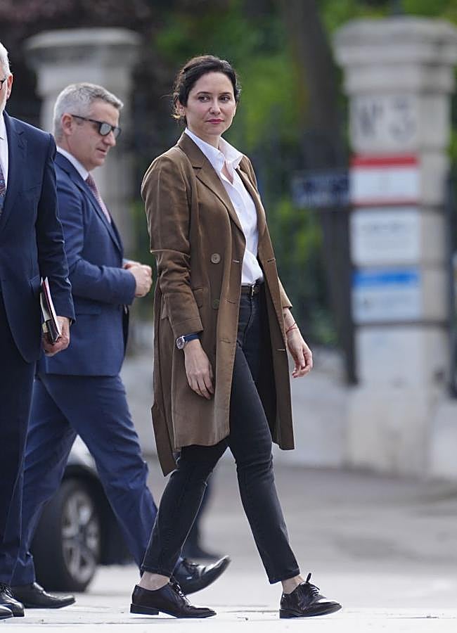 Imagen - Isabel Díaz Ayuso con gabardina de ante. / LIMITED PICTURES