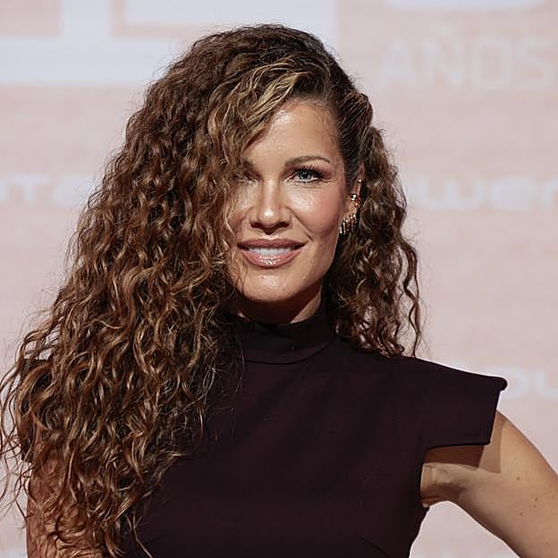 Jaydy Mitchel con el pelo rizado.