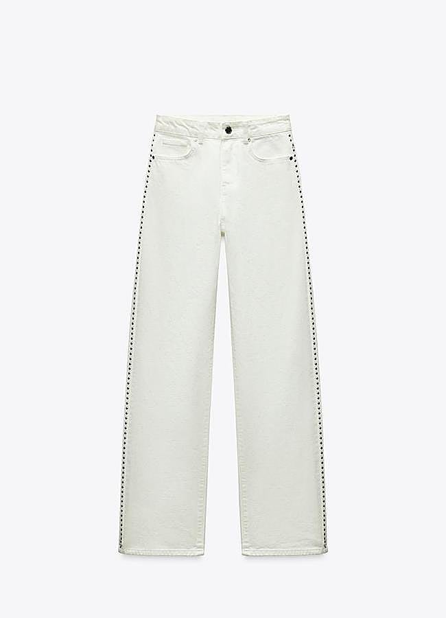 Imagen - Vaqueros blancos con tachuelas de Zara.