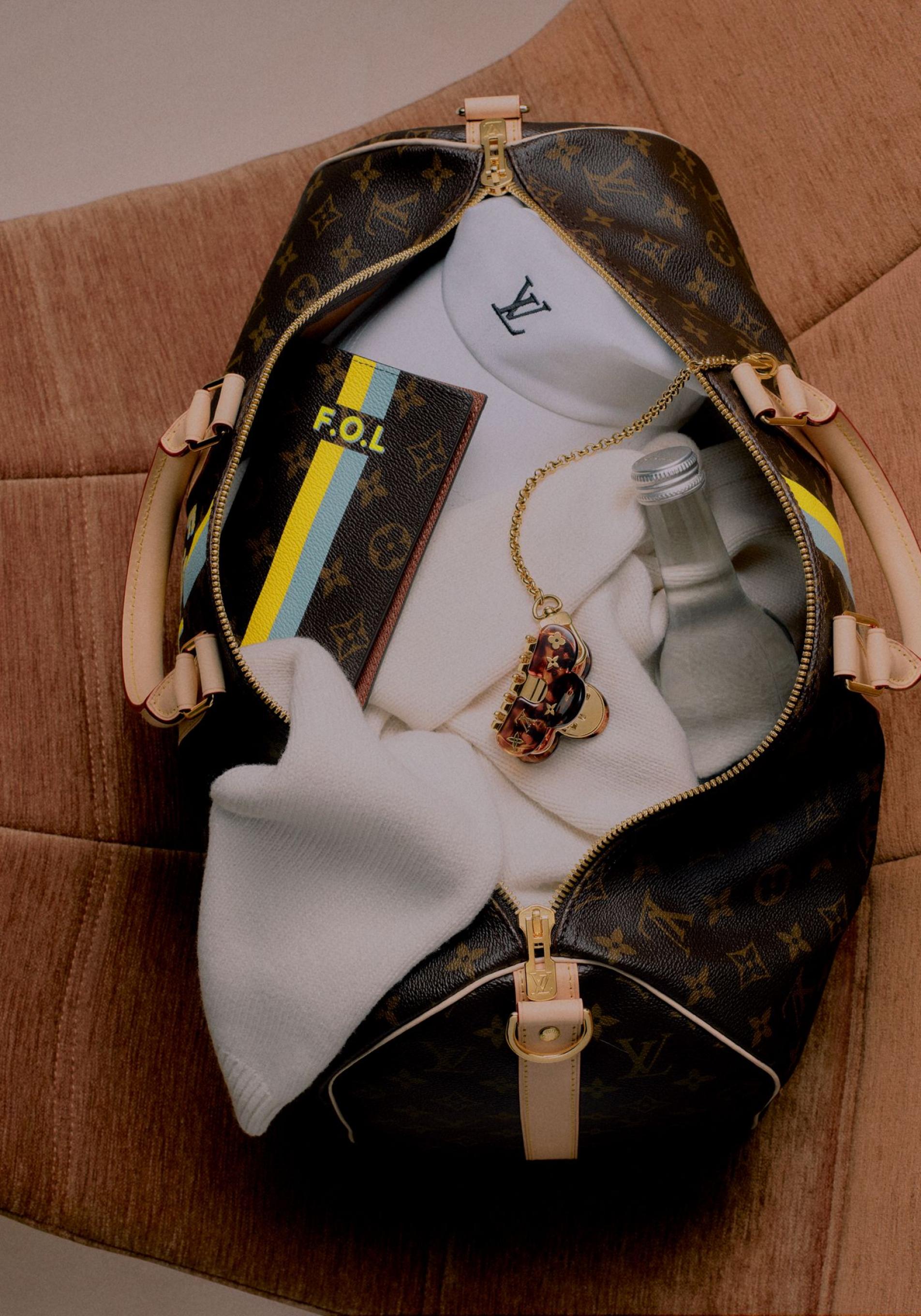 Bolso de Louis Vuitton y accesorios personalizados.