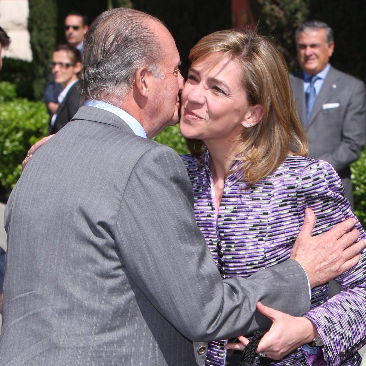 La infanta Cristina besa a su padre, el rey Juan Carlos. 