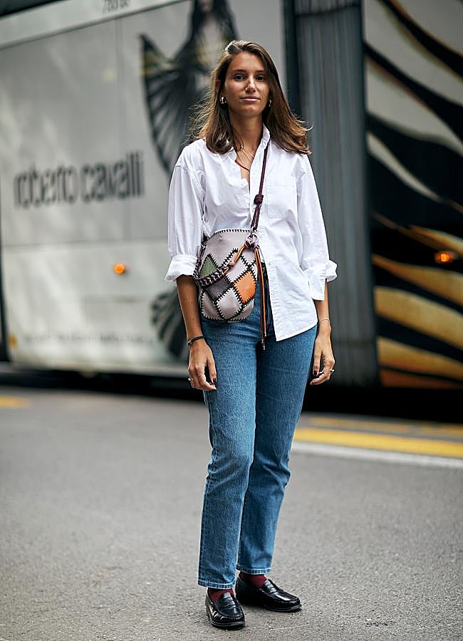 Imagen - Mujer con vaqueros rectos y camisa/LAUNCHMETRICS SPOTLIGHT