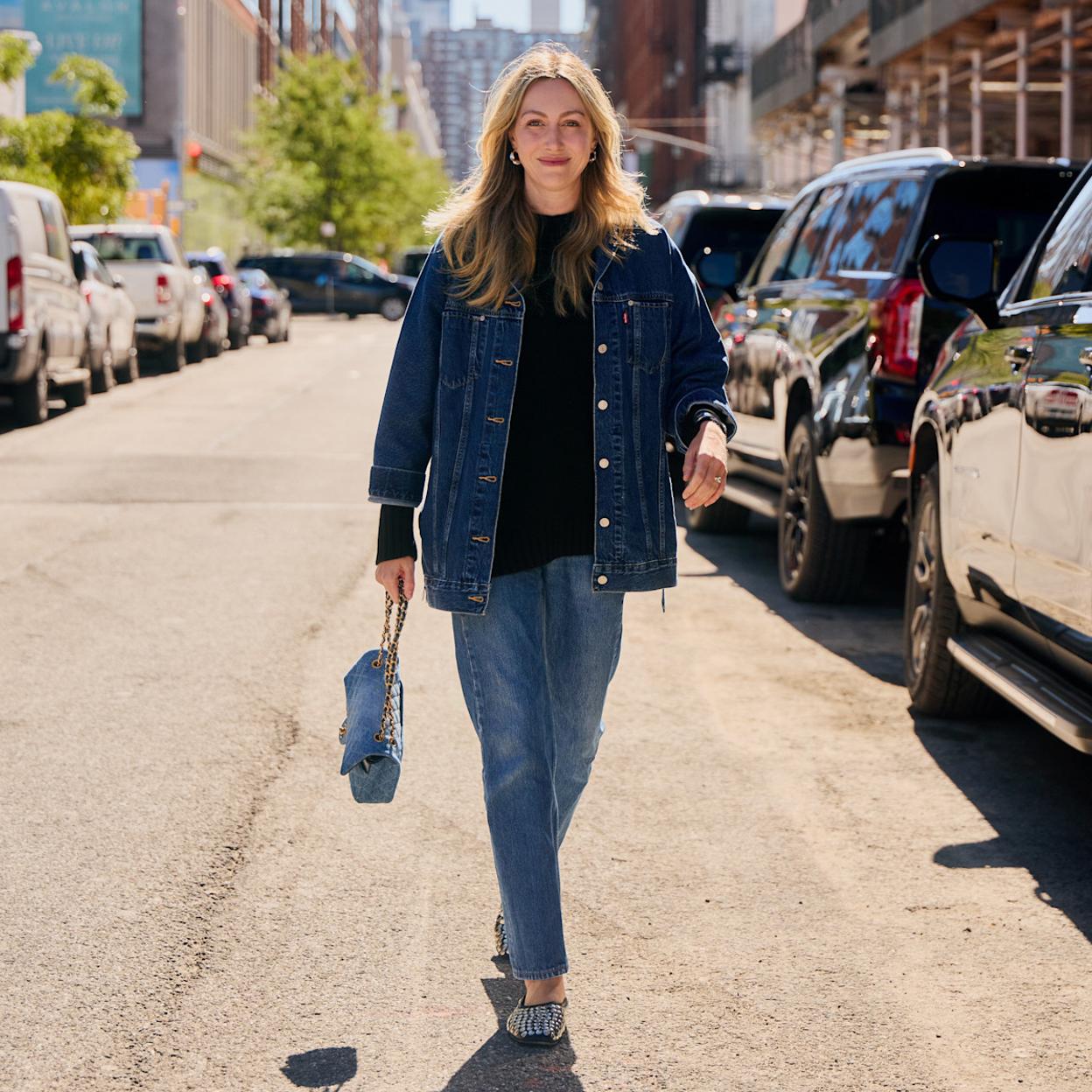 Mujer con vaqueros rectos