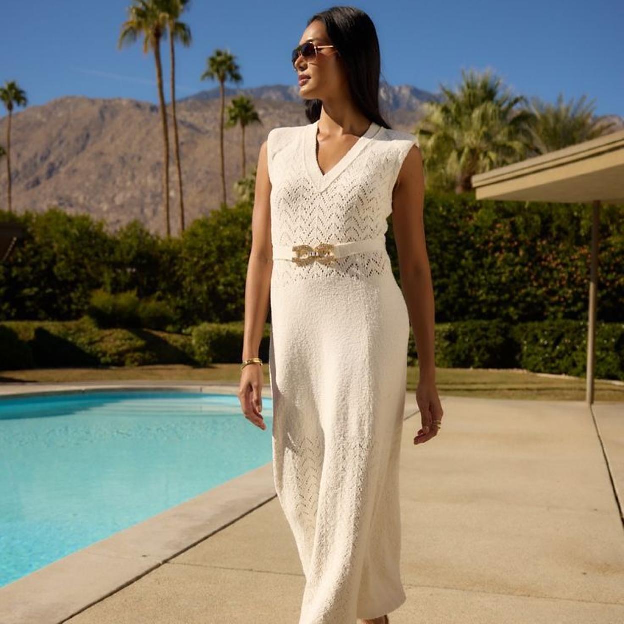 Influencer con vestido de punto para verano