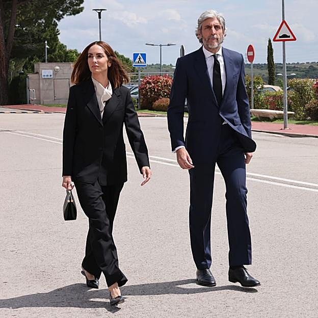 Eugenia Silva y Alfonso de Borbón y Yoldi en su llegada al tanatorios.
