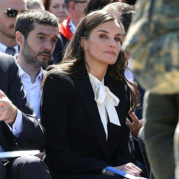 La reina Letizia se pone su blusa favorita en Austria: reaparece con un traje de chaqueta y su nuevo accesorio imprescindible