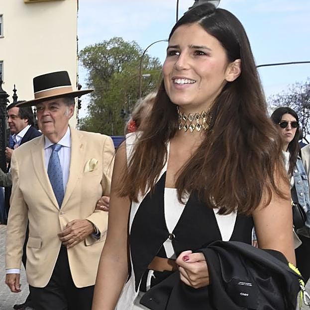 Tana Rivera ha llevado el original chaleco que todas las pijas van a querer llevar con pantalones blancos en primavera y verano