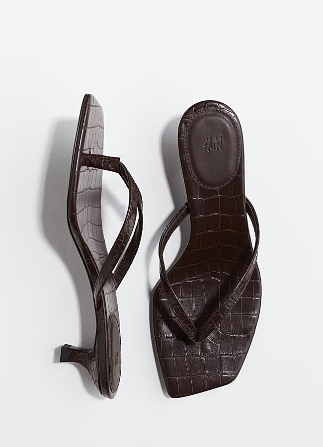 Imagen - Chanclas marrón con piel de cocodrilo de H&M, 24,99 euros.