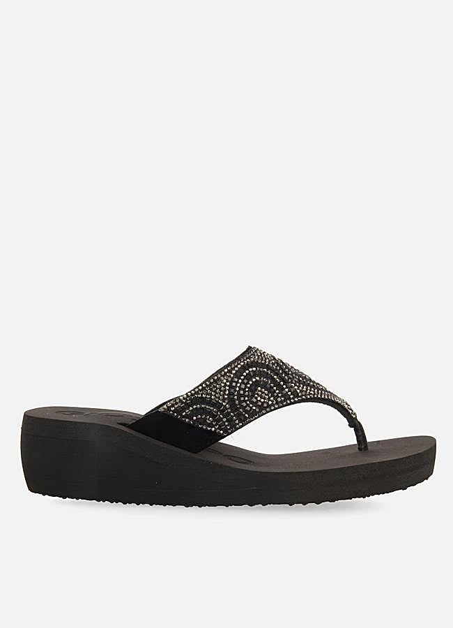 Imagen - Chanclas negras con cuña y abalorios de Gioseppo, 32,95 euros.