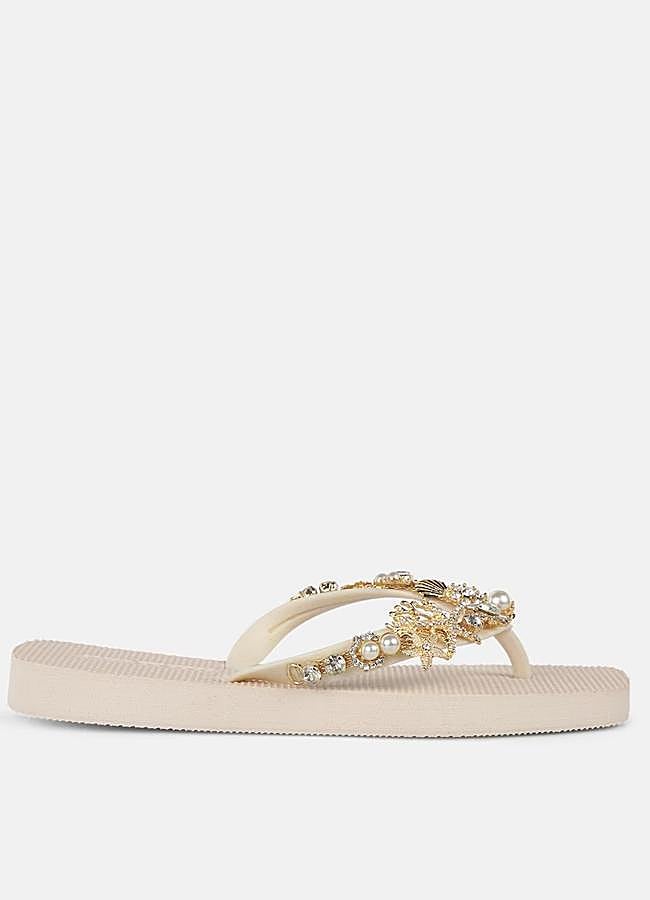 Imagen - Chanclas amarillo mantequilla con abalorios de Alma en Pena, 60 euros.