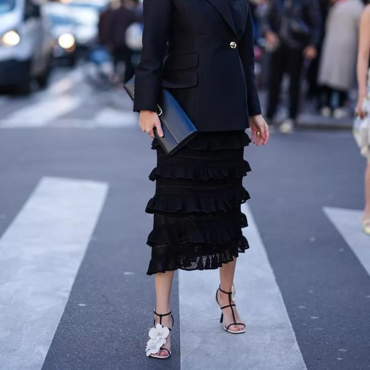 Influencer con falda tendencia para primavera-verano