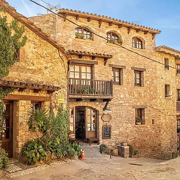 El pueblo medieval cerca de Barcelona que enamora a los turistas: castillo con vistas y rutas de senderismo
