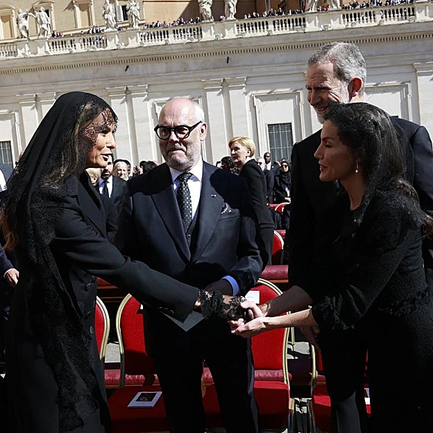 La reina Letizia y el rey Felipe saludan a Melania Trump en el funeral del papa Francisco. 