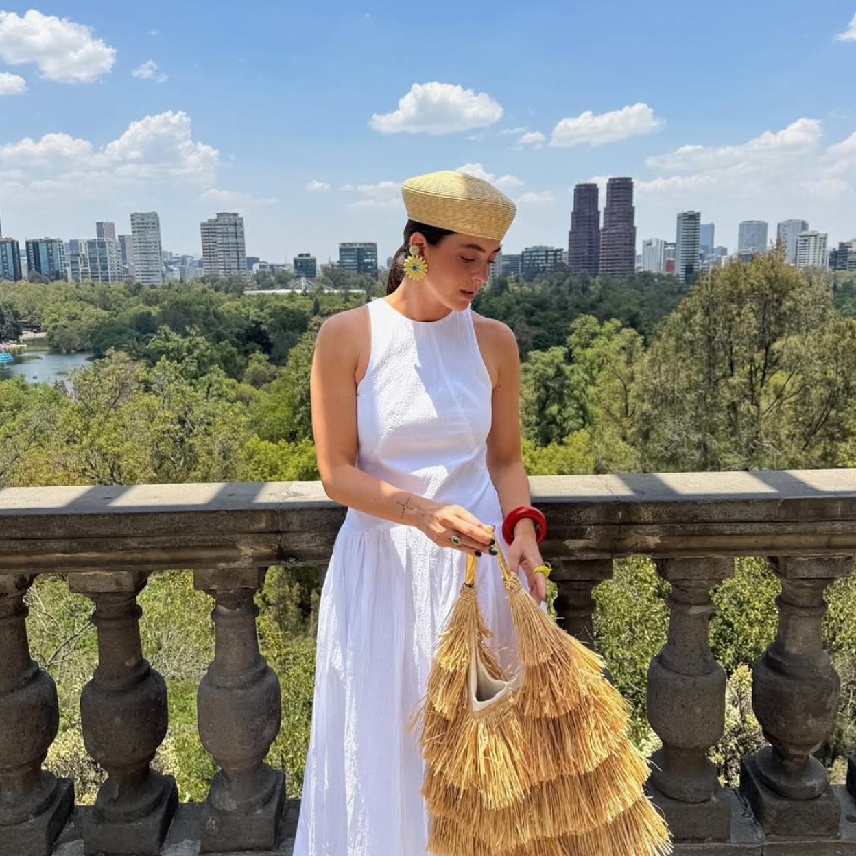 El sombrero favorito de Lady Di y Jackie Kennedy regresa en rafia