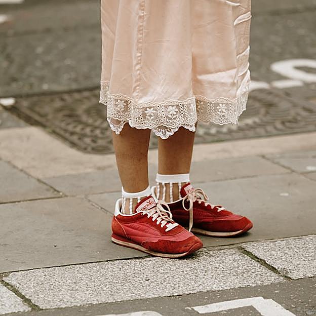 Zapatillas deportivas retro, las favoritas de las más estilosas para llevar en looks casuales