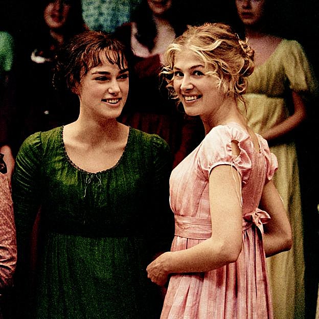 Keira Knightley junto a Rosamund Pike, que interpretaba a su hermana en la ficción, Janet.