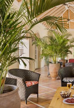 Imagen secundaria 2 - Vista general, Spa y entrada del Hotel Bahía del Duque, en Tenerife.