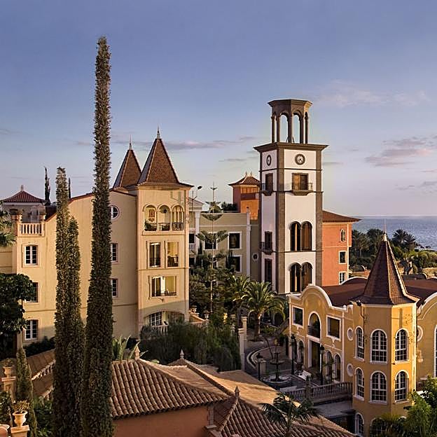 Imagen principal - Vista general, Spa y entrada del Hotel Bahía del Duque, en Tenerife.
