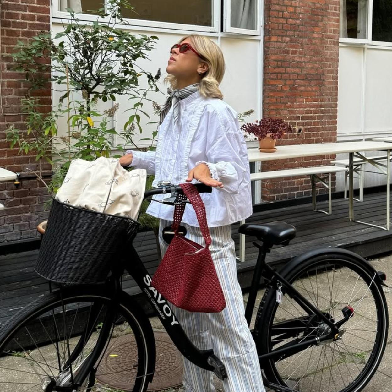 Blusas con bordado suizo que arreglan cualquier look de primavera-verano