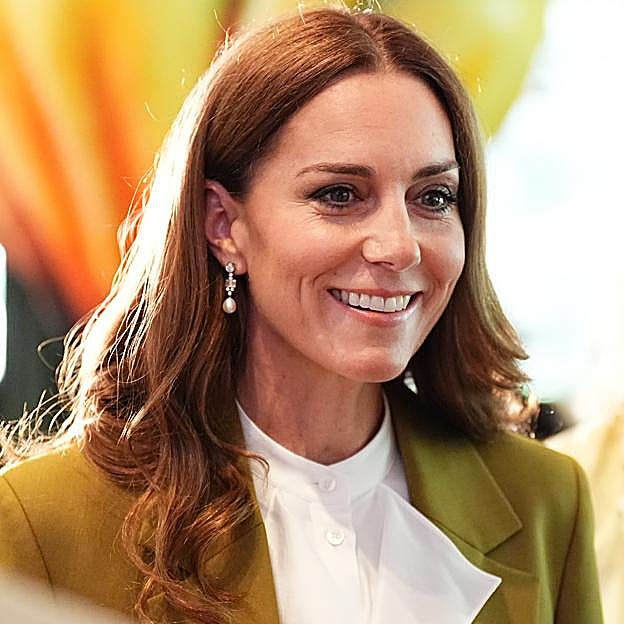 Kate Middleton derrocha estilo con un traje de Victoria Beckham y pendientes de perlas en Londres