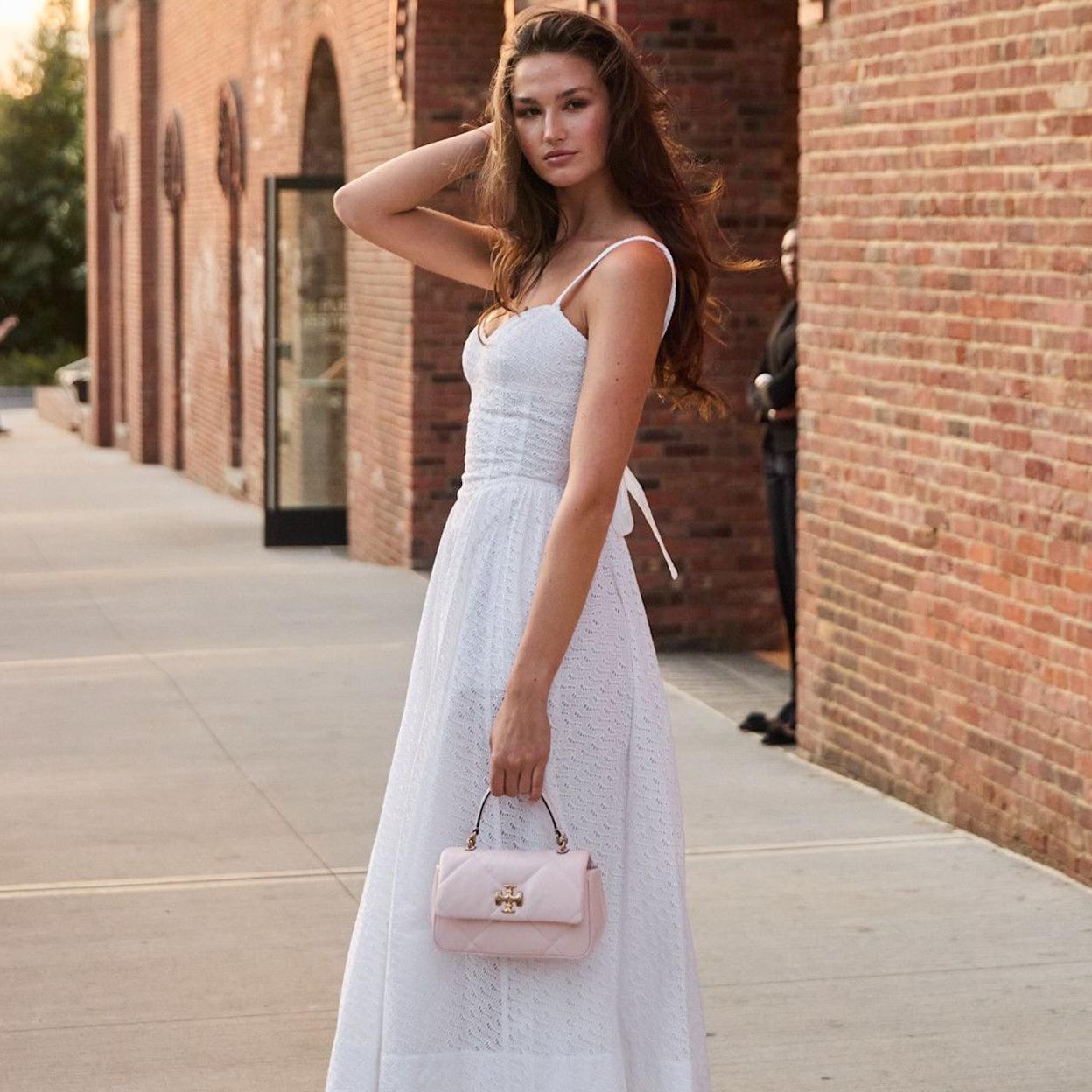 Influencer con vestido blanco en el street style