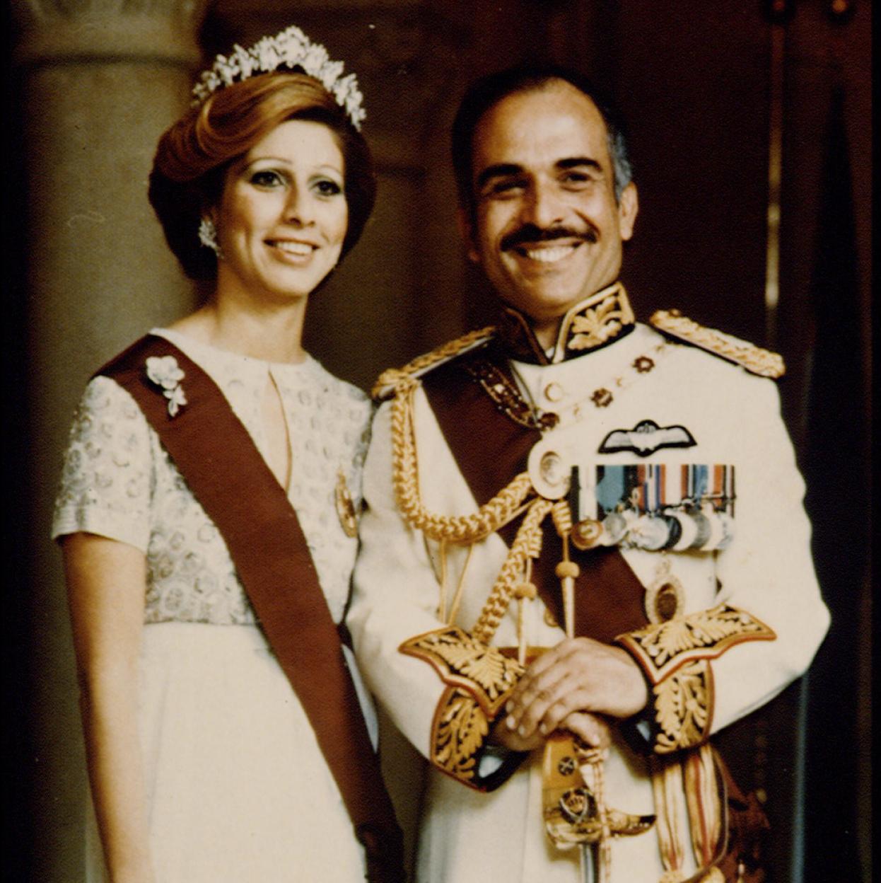 Alia de Jordania posa con la tiara de Cartier junto a su marido, el rey Hussein en 1970. 