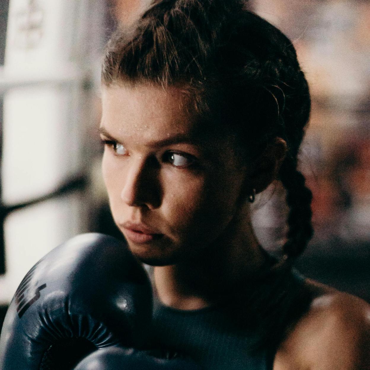 Mujer practicando boxeo. 